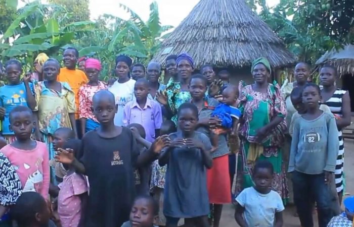 Photo of women and children in Kaliro, Uganda.